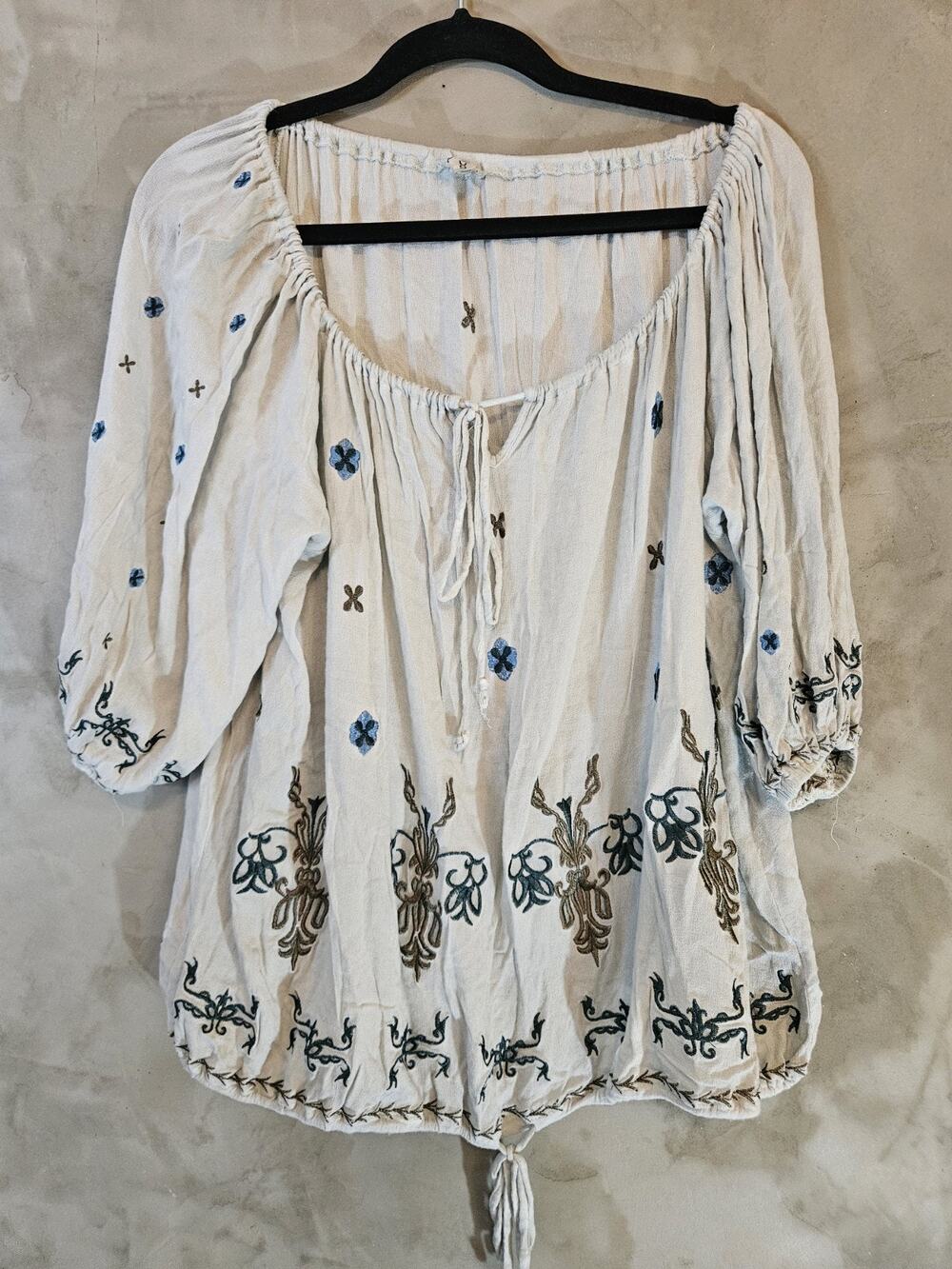 POL Size S (oversized) Gray Rayon Embroidered Scoop Neck 3/4 Sleeve Tie Blouse